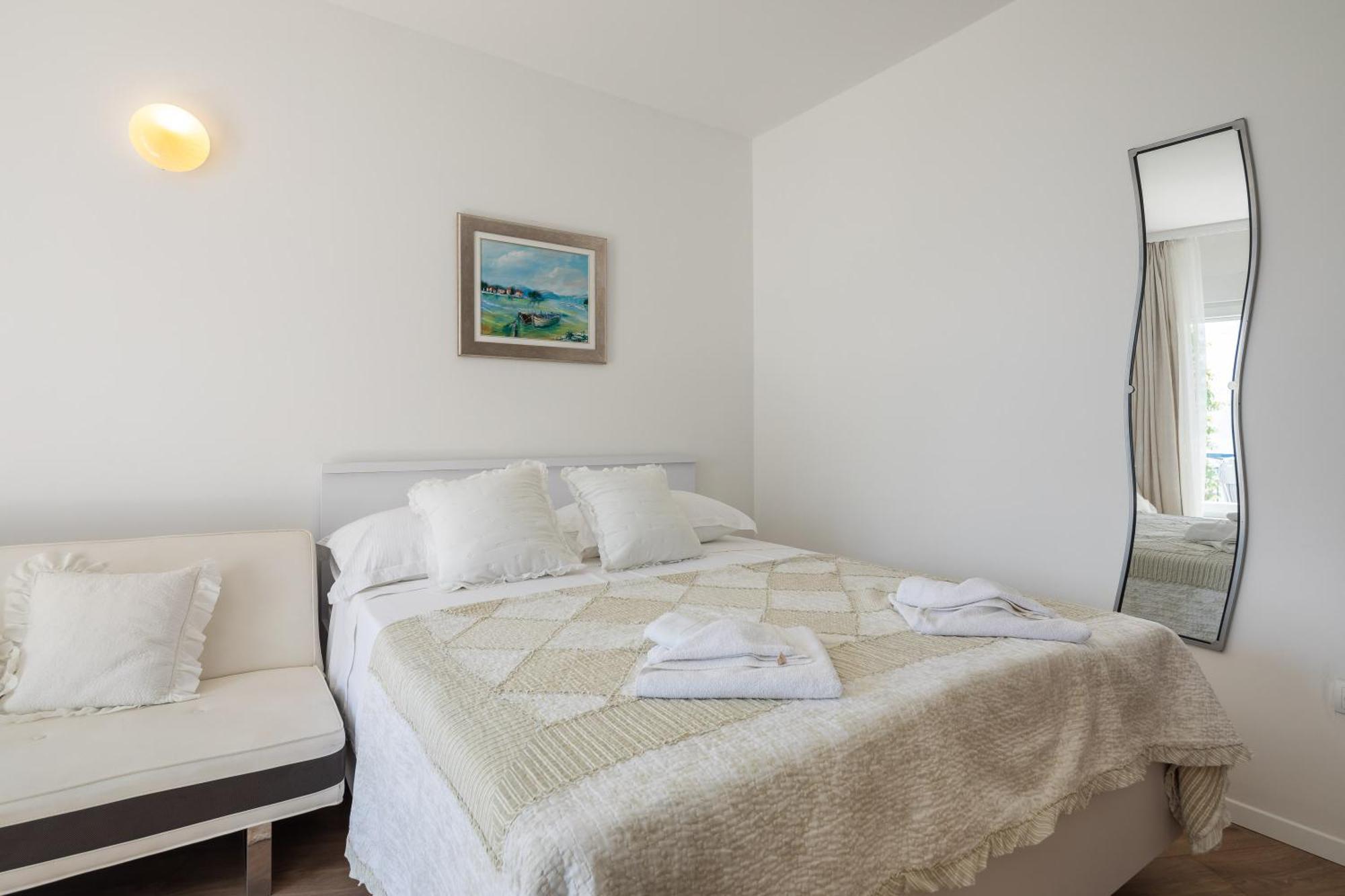 Caleta Seaview Suites II - Pool & Jacuzzi 洛克瓦罗戈兹尼察 外观 照片